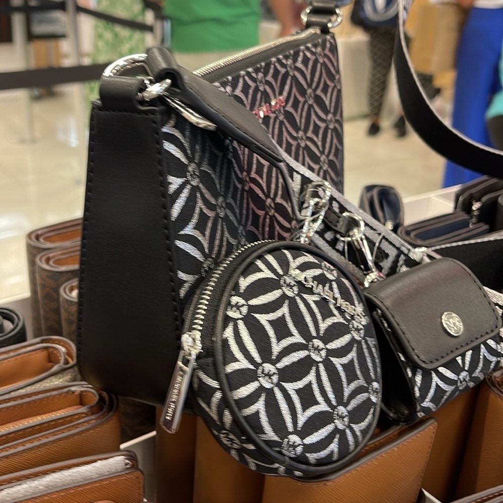 MICHAEL KORS Jet Set Travel Small Logo Jacquard Crossbody With Tech Attach - Blk - Picture 4 of 16